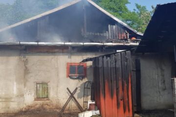 Incendiul a cuprins acoperisul casei si o magazie din apropiere