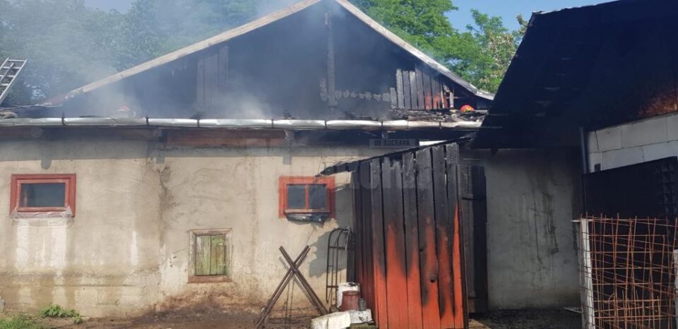 Incendiul a cuprins acoperisul casei si o magazie din apropiere