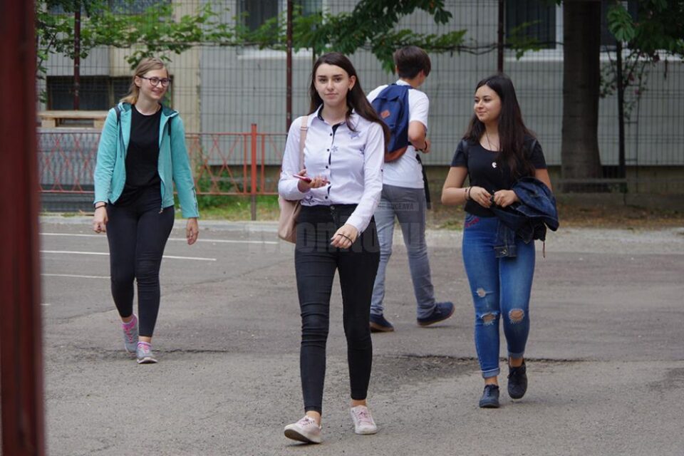Prima probă a evaluării naționale: Peste 400 de elevi au absentat, iar 20 au susținut testarea în situații speciale