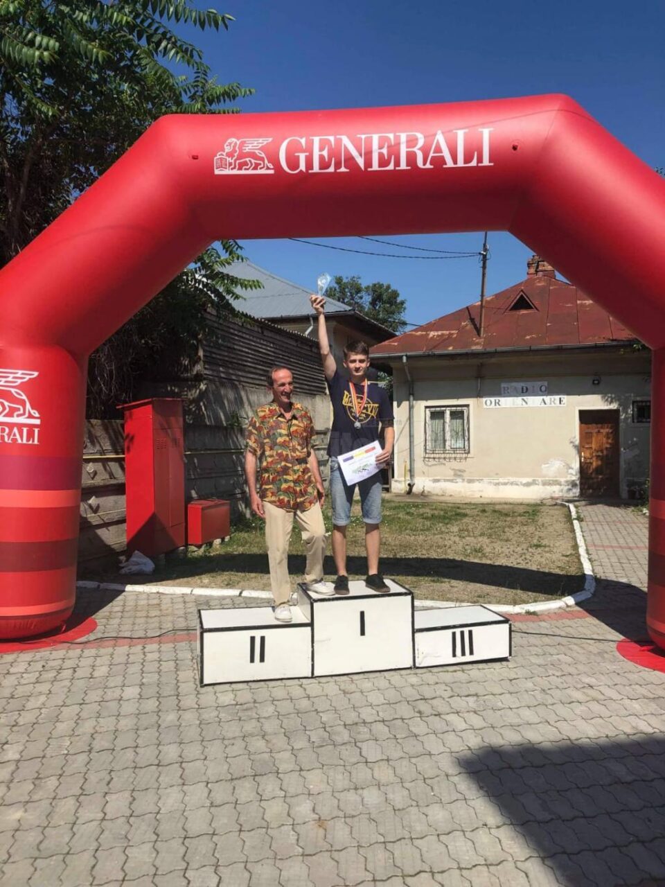 Tudor Petracovici și profesorul coordonator Liviu Maftean