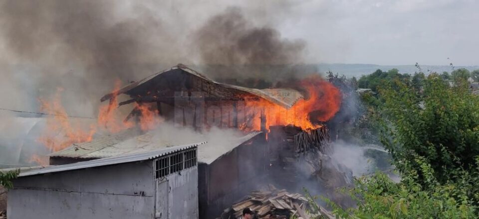 Flacarie mari au cuprins o mare parte din depozit la Salcea