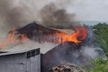 Flacarie mari au cuprins o mare parte din depozit la Salcea
