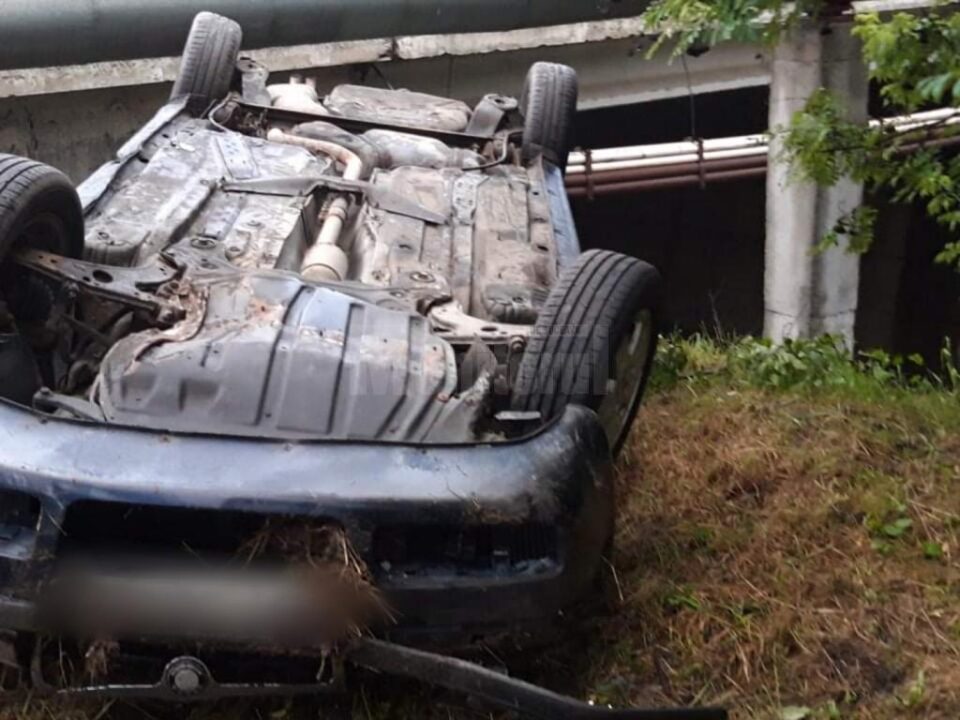Mașina scăpată de sub control s-a răsturnat sub pod, după ce a lovit un panou publicitar și o țeavă de termoficare