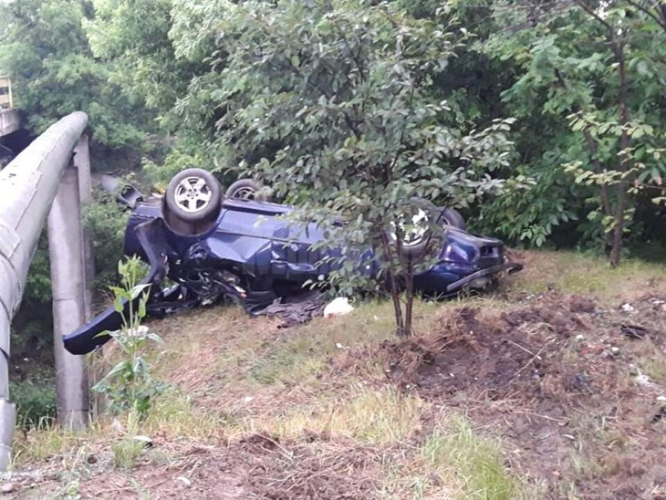Mașina scăpată de sub control s-a răsturnat sub pod, după ce a lovit un panou publicitar și o țeavă de termoficare