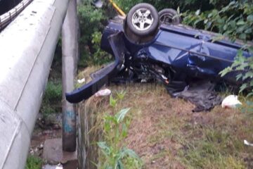 Mașina scăpată de sub control s-a răsturnat sub pod, după ce a lovit un panou publicitar și o țeavă de termoficare