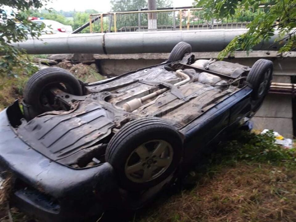 Mașina scăpată de sub control s-a răsturnat sub pod, după ce a lovit un panou publicitar și o țeavă de termoficare