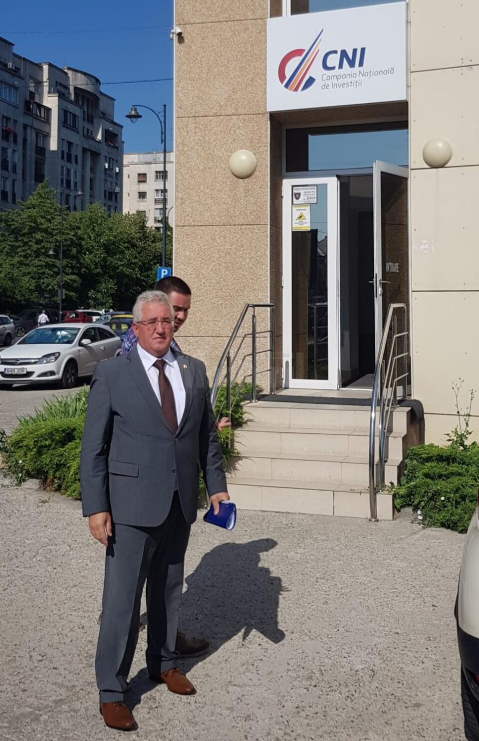 Proiectul de realizare a unui teren de fotbal de dimensiuni UEFA, dar și cel al Sălii Polivalente, aduse în atenția CNI de primarul Ion Lungu