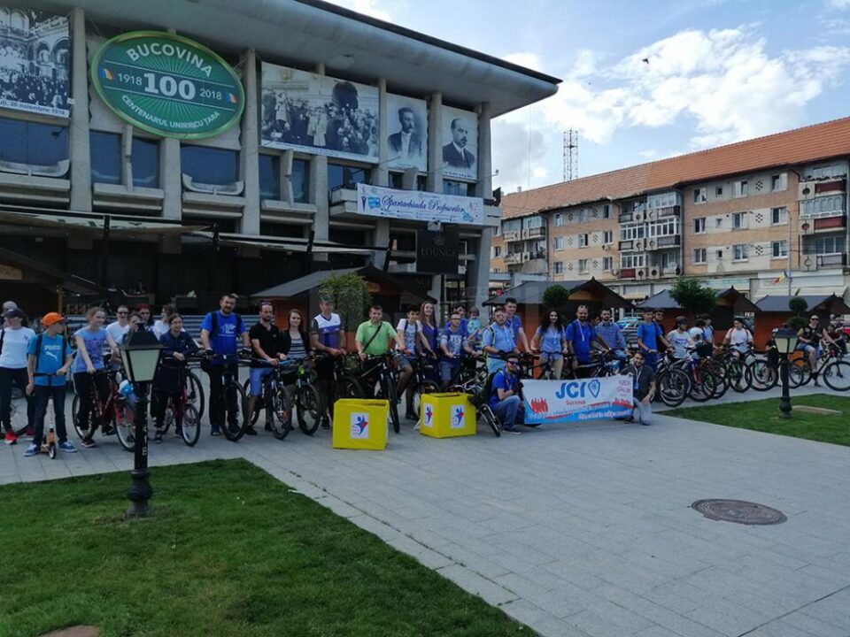 Aproximativ 50 de suceveni pe biciclete au participat la a șasea ediție a evenimentului BizzBike Aproximativ 50 de suceveni pe biciclete au participat la a șasea ediție a evenimentului BizzBike