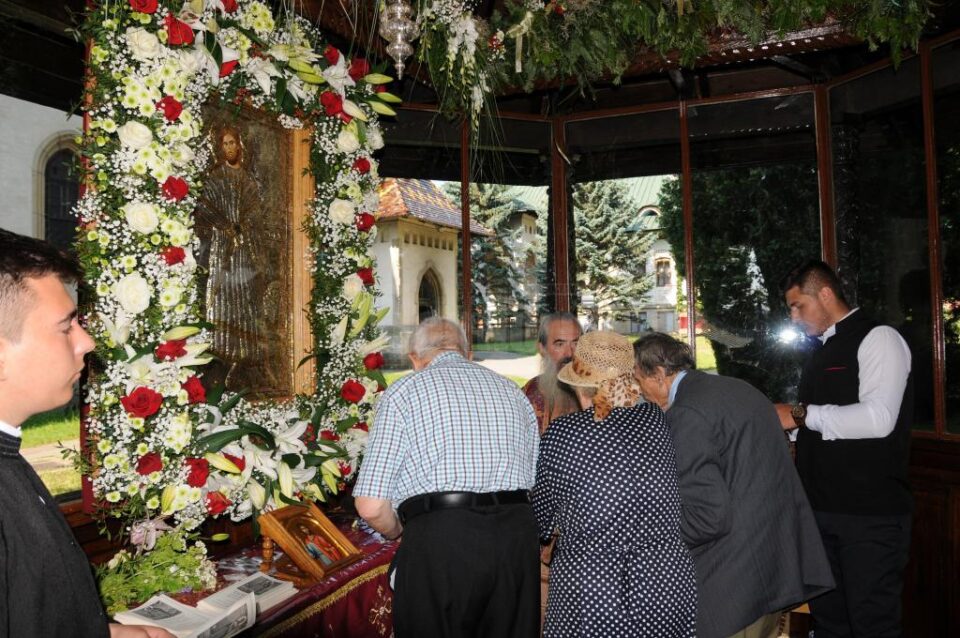 Credinciosii au venit de la primele ore ale diminetii si s-au rugat la racla Sf. Ioan cel Nou