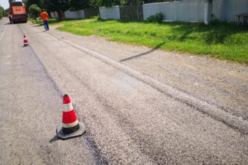 Al doilea strat de piatră concasată se așterne pe acest drum