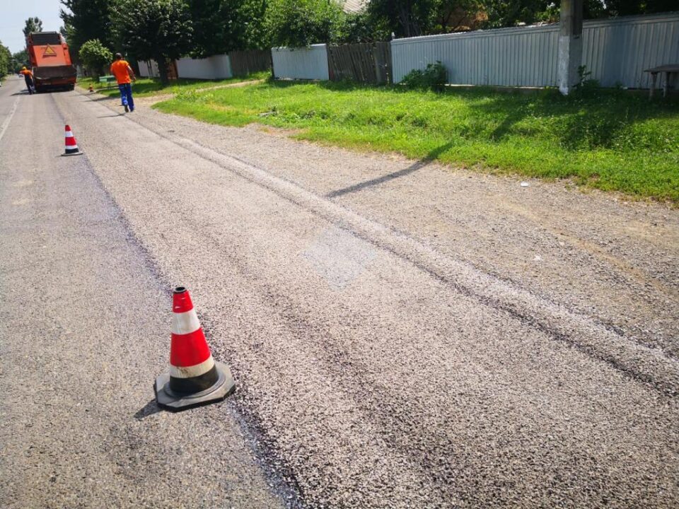 Al doilea strat de piatră concasată se așterne pe acest drum