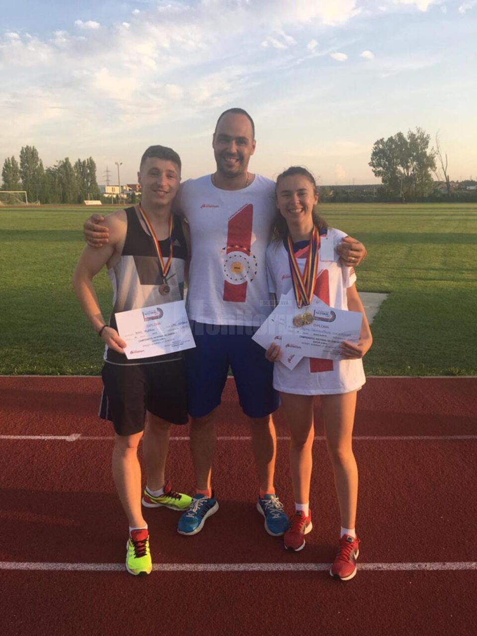 Atleții Florin Pitic și Angelica Olenici, alături de antrenorul Iustin Tătărău