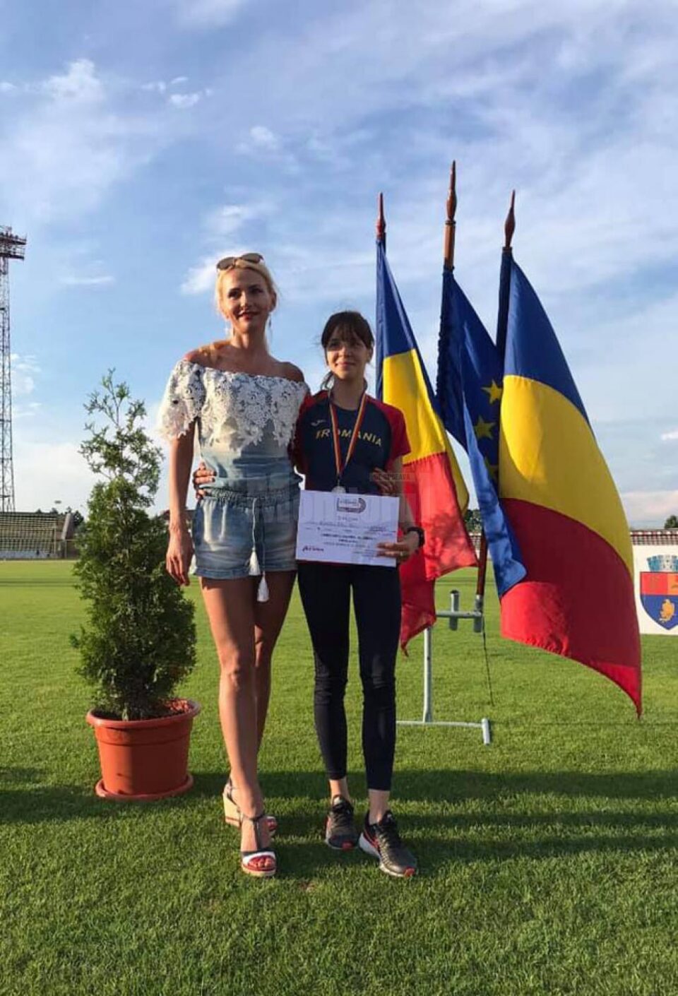 Antrenoarea Erzilia Țâmpău și atleta sa Mădălina Sârbu, dublă medaliată cu argint la aceste naționale de juniori I