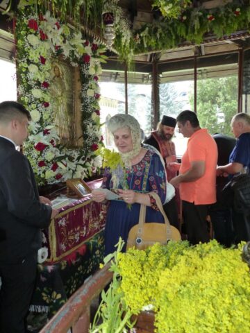 Cei care au ajuns la racla Sfântului, primesc flori de sânziene, un simbol al marii sărbători de la Suceava