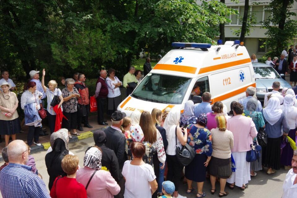 Cinci persoane care au participat la procesiunea cu racla Sfântului Ioan cel Nou au avut nevoie de îngrijiri medicale Cinci persoane care au participat la procesiunea cu racla Sfântului Ioan cel Nou au avut nevoie de îngrijiri medicale