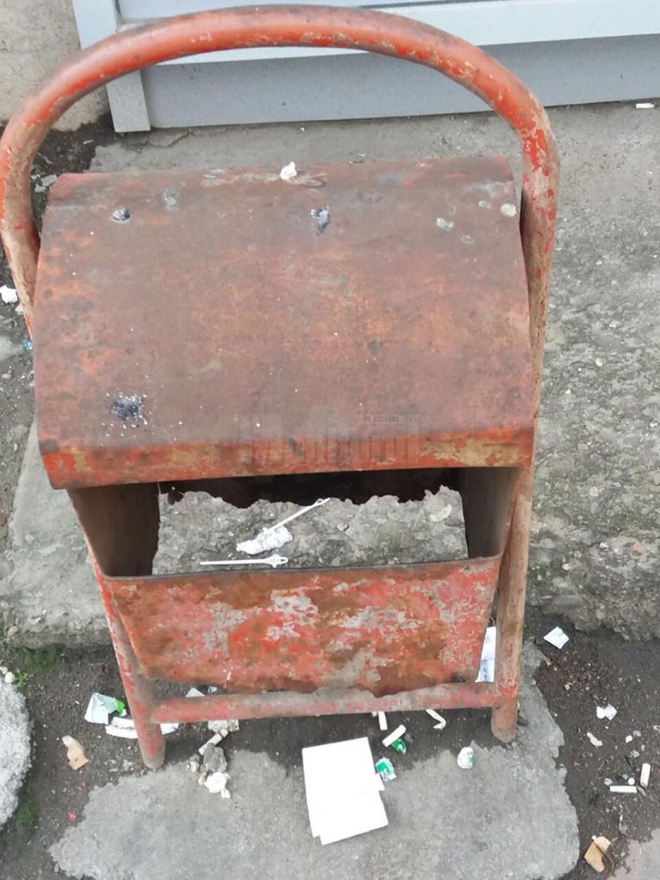 Coșul de gunoi vechi din fața librăriei Alexandria Burdujeni