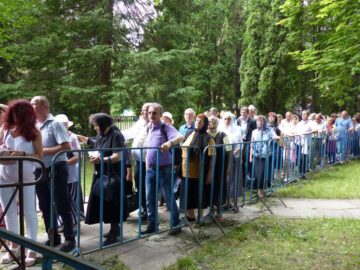 Credinciosii au asteptat indelung la cozi sa se inchine la maostele Sf. Ioan cel Nou de la Suceava