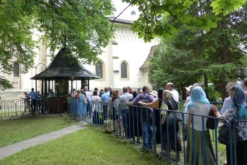 Racla cu moaștele Sf. Ioan cel Nou a fost depusă sâmbăta dimineața,în baldachinul din curtea mănăstirii
