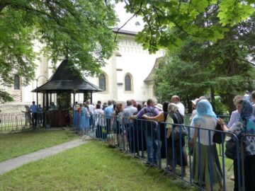 Racla cu moaștele Sf. Ioan cel Nou a fost depusă sâmbăta dimineața,în baldachinul din curtea mănăstirii