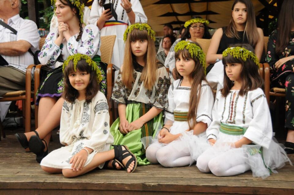 Fetite cu coronite de flori de sanziene, participante in festival