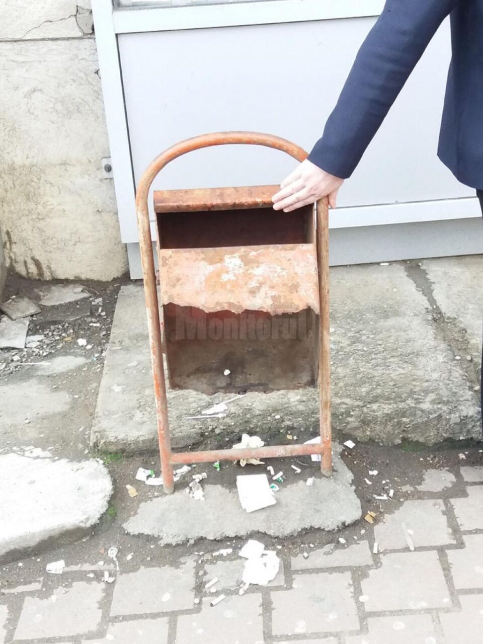 Coșul de gunoi vechi din fața librăriei Alexandria Burudjeni