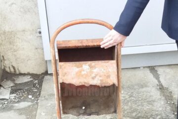 Coșul de gunoi vechi din fața librăriei Alexandria Burudjeni