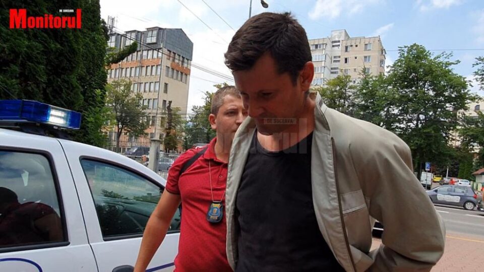 Bărbatul care a aruncat cu pietre în mocănița de la Moldovița și a tăiat cauciucurile mai multor mașini a fost reținut Bărbatul care a aruncat cu pietre în mocănița de la Moldovița și a tăiat cauciucurile mai multor mașini a fost reținut
