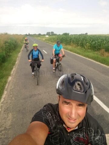 Cei cinci humoreni plecați în turul țării cu bicicletele au străbătut deja mai bine de jumătate din traseu