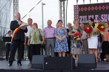 "Cuplurile de aur" au primit un premiu simbolic în bani, buchete de flori și diplome de fidelitate și au ciocnit câte un pahar de șampanie