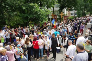 La cei 90 de ani ai săi, ÎPS Pimen, Arhiepiscopul Sucevei și Rădăuților, a parcurs pe jos tot traseul procesiunii cu moaștele Sfântului Ioan cel Nou de la Suceava