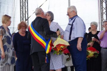 "Cuplurile de aur" au primit un premiu simbolic în bani, buchete de flori și diplome de fidelitate și au ciocnit câte un pahar de șampanie