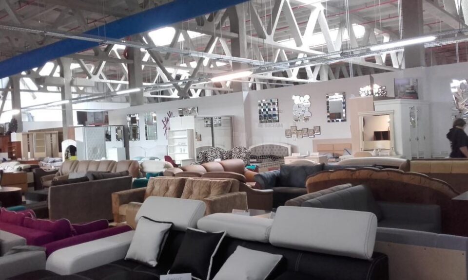 Cea mai extinsă expoziție de mobilă se dezvoltă pe locul fostei fabrici de mobilă