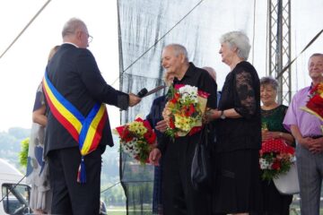 "Cuplurile de aur" au primit un premiu simbolic în bani, buchete de flori și diplome de fidelitate și au ciocnit câte un pahar de șampanie
