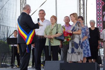 "Cuplurile de aur" au primit un premiu simbolic în bani, buchete de flori și diplome de fidelitate și au ciocnit câte un pahar de șampanie