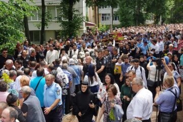 La cei 90 de ani ai săi, ÎPS Pimen, Arhiepiscopul Sucevei și Rădăuților, a parcurs pe jos tot traseul procesiunii cu moaștele Sfântului Ioan cel Nou de la Suceava