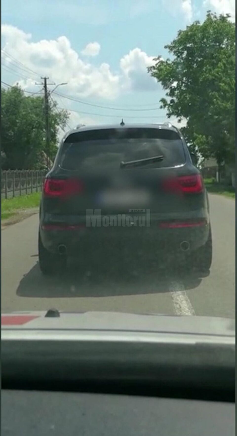 Mașina din față care a oprit trecerea celor doua echipaje