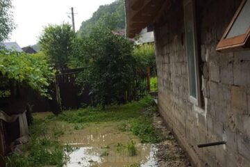 Apa a intrat în gospodării la Gura Solcii