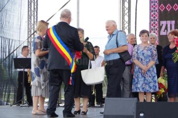 "Cuplurile de aur" au primit un premiu simbolic în bani, buchete de flori și diplome de fidelitate și au ciocnit câte un pahar de șampanie