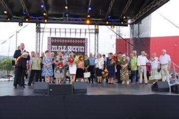 "Cuplurile de aur" au primit un premiu simbolic în bani, buchete de flori și diplome de fidelitate și au ciocnit câte un pahar de șampanie