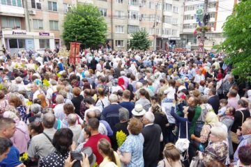 La cei 90 de ani ai săi, ÎPS Pimen, Arhiepiscopul Sucevei și Rădăuților, a parcurs pe jos tot traseul procesiunii cu moaștele Sfântului Ioan cel Nou de la Suceava