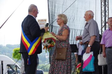 "Cuplurile de aur" au primit un premiu simbolic în bani, buchete de flori și diplome de fidelitate și au ciocnit câte un pahar de șampanie