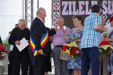 "Cuplurile de aur" au primit un premiu simbolic în bani, buchete de flori și diplome de fidelitate și au ciocnit câte un pahar de șampanie