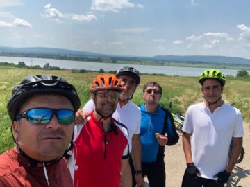 Cei cinci humoreni plecați în turul țării cu bicicletele au străbătut deja mai bine de jumătate din traseu