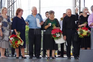 "Cuplurile de aur" au primit un premiu simbolic în bani, buchete de flori și diplome de fidelitate și au ciocnit câte un pahar de șampanie