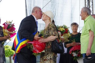 "Cuplurile de aur" au primit un premiu simbolic în bani, buchete de flori și diplome de fidelitate și au ciocnit câte un pahar de șampanie