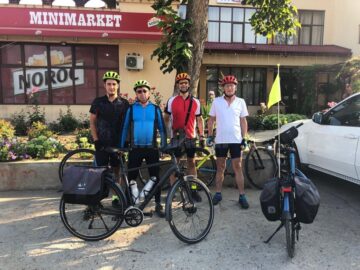 Cei cinci humoreni plecați în turul țării cu bicicletele au străbătut deja mai bine de jumătate din traseu