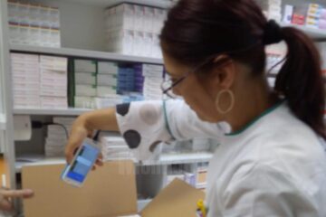 Procesul de scanare a medicamentelor pentru verificarea autenticității