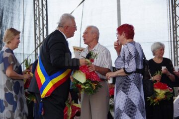 "Cuplurile de aur" au primit un premiu simbolic în bani, buchete de flori și diplome de fidelitate și au ciocnit câte un pahar de șampanie
