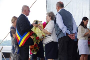 "Cuplurile de aur" au primit un premiu simbolic în bani, buchete de flori și diplome de fidelitate și au ciocnit câte un pahar de șampanie