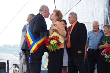 "Cuplurile de aur" au primit un premiu simbolic în bani, buchete de flori și diplome de fidelitate și au ciocnit câte un pahar de șampanie